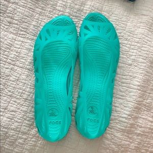 green croc sandals💫